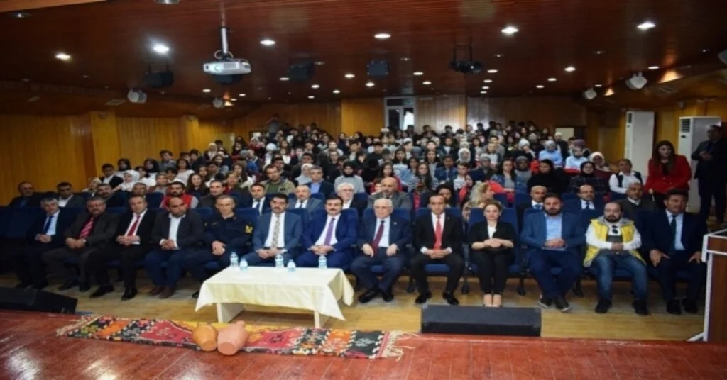 Sungurlu Kaymakamı Mitat Gözen Saz Çaldı, Türkü Söyledi
