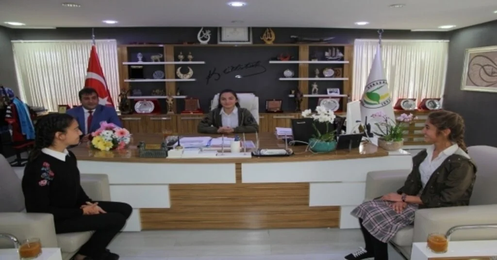 Sungurluda Makam Koltuklarına Çocuklar Oturdu