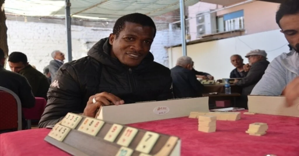 Süper Ligde Fırtınalar Estiren Serge Djiehoua, Sarayköyde ‘Okey Oynuyor