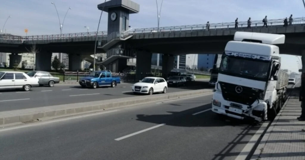 Sürücüsü Kalp Krizi Geçiren Tır, Köprü Ayağına Çarptı