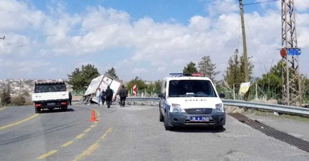 Sürücüsünün Direksiyon Hakimiyeti Kaybettiği Kamyon Duvara Çarptı: 1 Yaralı
