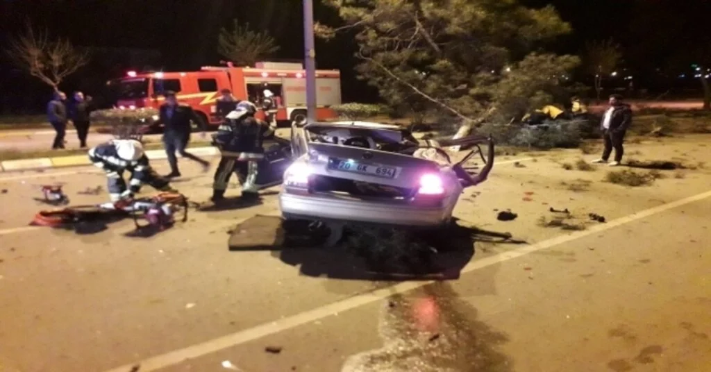 Takla Atan Otomobil Ağaçları Devirdi: 2 Ölü, 1 Yaralı