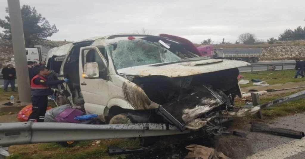 Tarım İşçilerini Taşıyan Minibüs Devrildi: 1 Ölü, 11 Yaralı