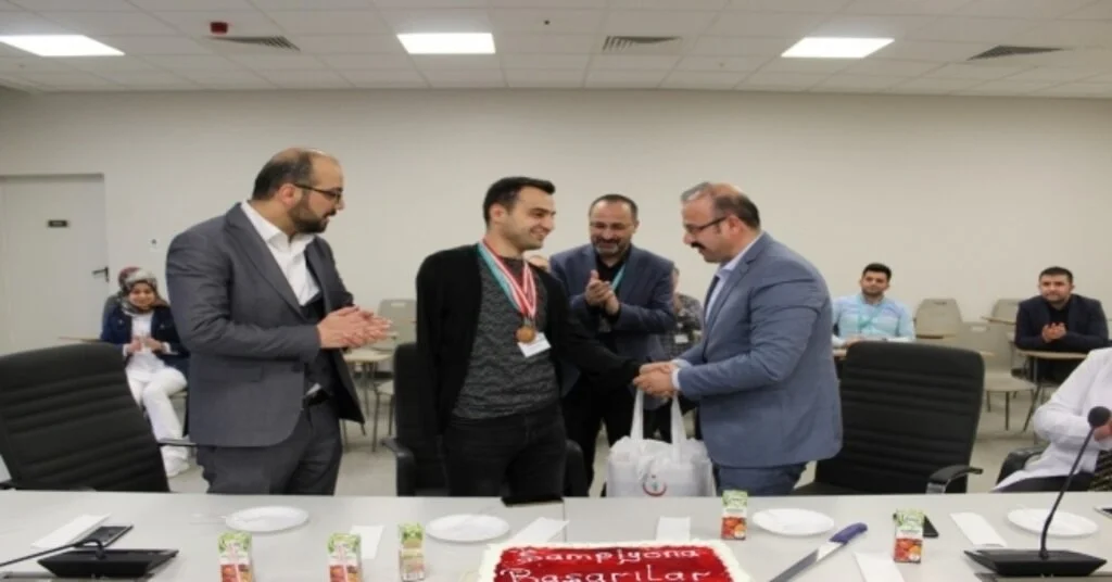 Tek Kolu İle Yüzme Şampiyonu Oldu