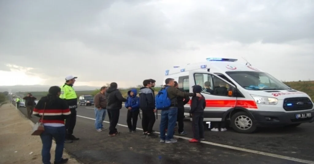 Tekirdağda Öğrenci Servisi Kamyona Çarptı: 15 Yaralı