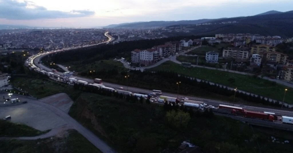 Tem Otoyolunda 3 Tır Birbirine Girdi, Yaklaşık 10 Kilometre Kuyruk Oluştu