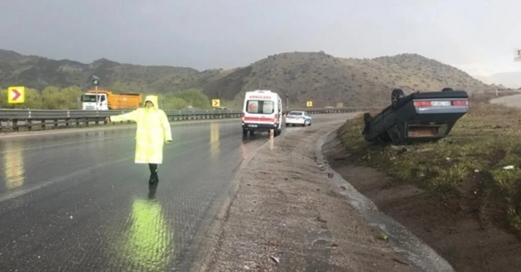 Ters Devrilen Otomobilden Yaralı Olarak Kurtuldu