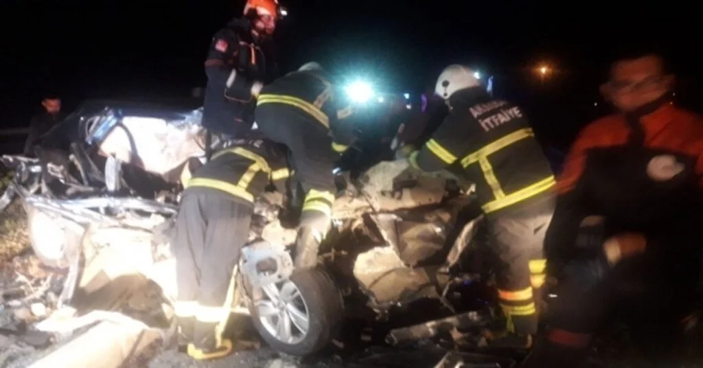 Tıra Çarpan Otomobilin Sürücüsü Araçta Sıkıştı