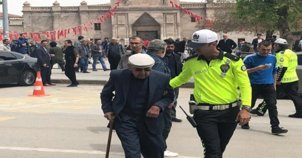 Trafiği Düzenliyor, Yayalara Yardımcı Oluyorlar
