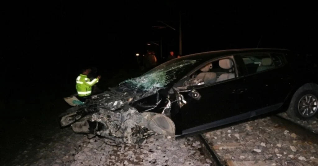 Tren Otomobili Biçti, 2 Kişi Son Anda Kurtuldu