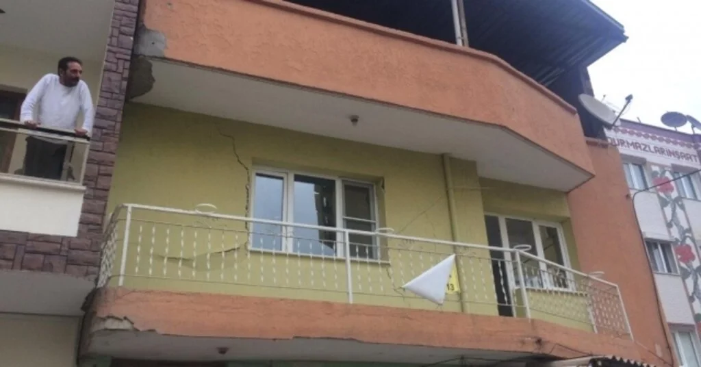 Turgutluda Yıkılma Tehlikesi Olan Bina Boşaltıldı