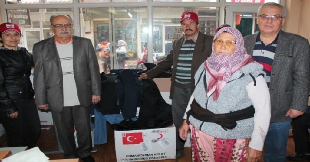Türk Kızılayı Alaşehirde İhtiyaç Sahibi Aileleri Giydirdi