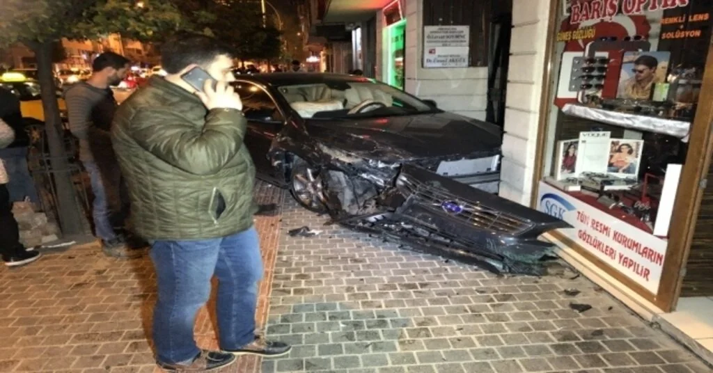 U Dönüşü Yaparken, Otomobil Çarptı