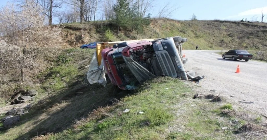 Uçuruma Düşmekten Son Anda Kurtuldu: 2 Yaralı