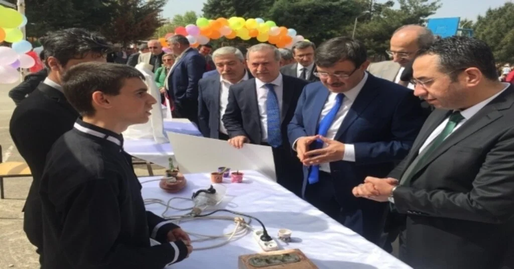 Üniversiteli Gençler Özel Öğrencileri Doyasıya Eğlendirdi