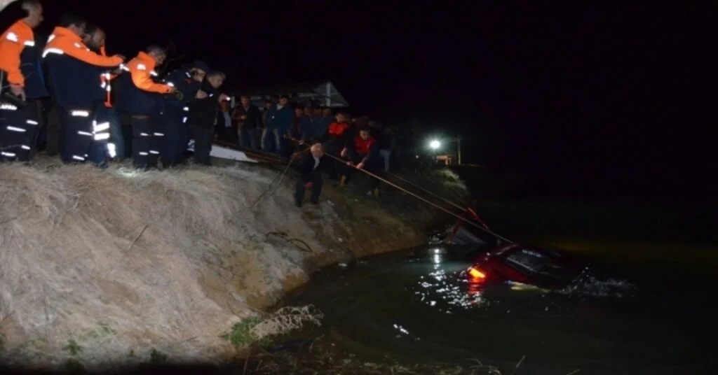 Uşakta 5 Genç Otomobille Gölete Uçtu