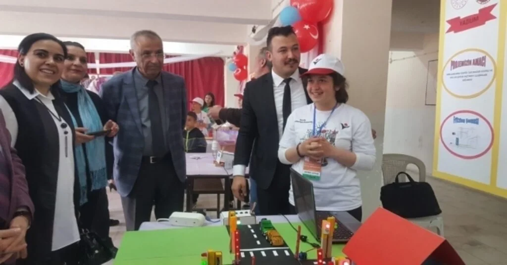 Uzunlu Cumhuriyet Ortaokulunda 4006 Bilim Fuarı