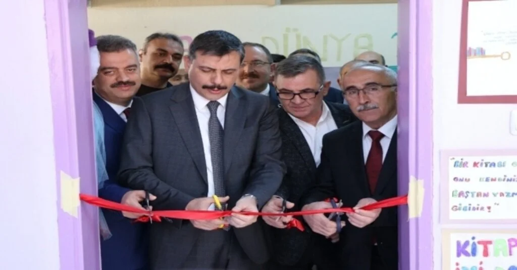 Vali Çiftçi, Bilişim Teknolojisi Sınıfı İle Kütüphanesinin Açılışını Yaptı