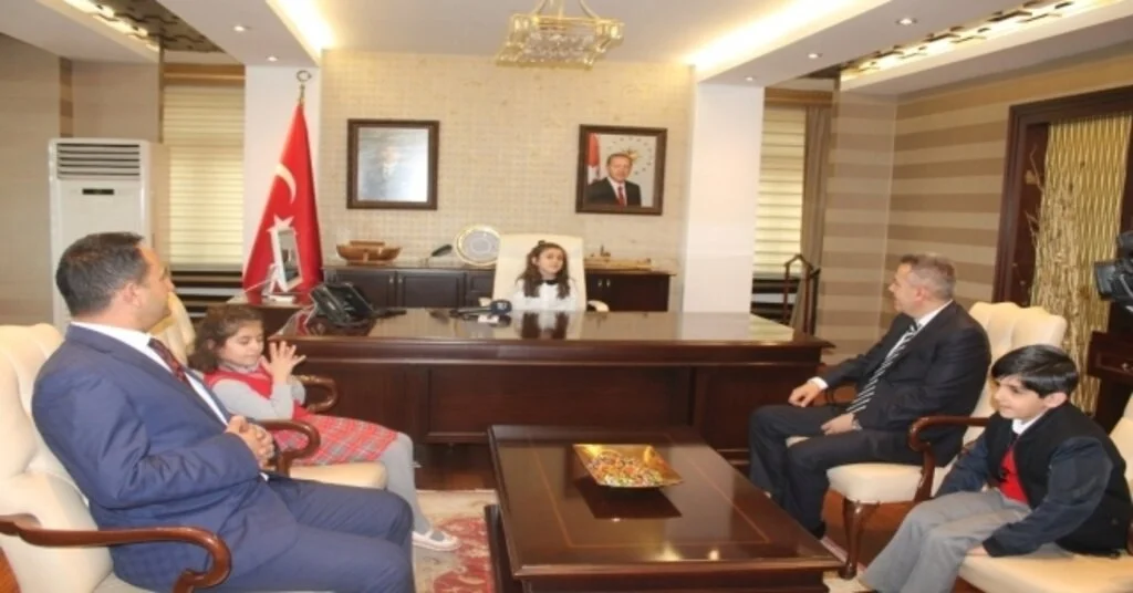 Vali Koltuğuna Oturan Öğrenci Milli Eğitim Şube Müdürüne Kodlama Eğitimi Talimatı Verdi