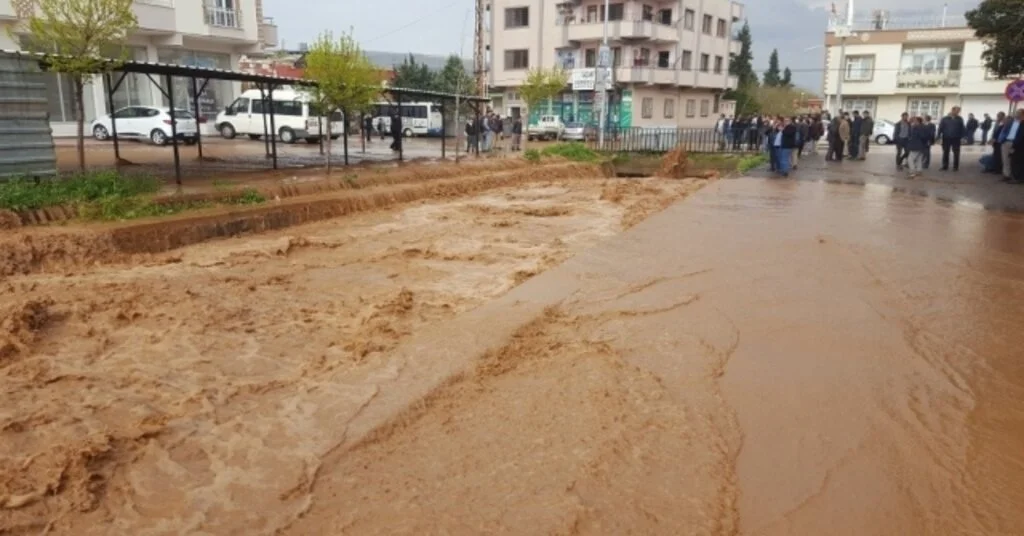 Yavuzelinde Çay Taştı, Yollar Göle Döndü