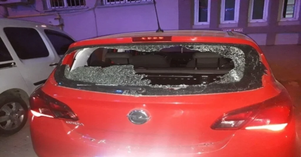 Yediği Ceza Sonrası Kafa Atarak Camını Kırdığı Araç Hakimin Çıktı