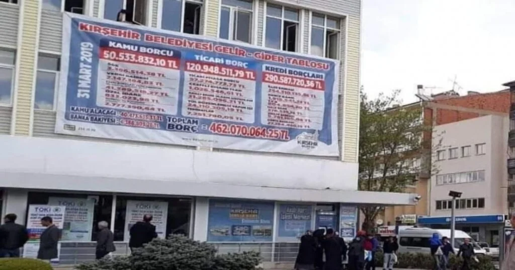 Yeni Başkan Belediyenin Borçlarını Binaya Astırdı