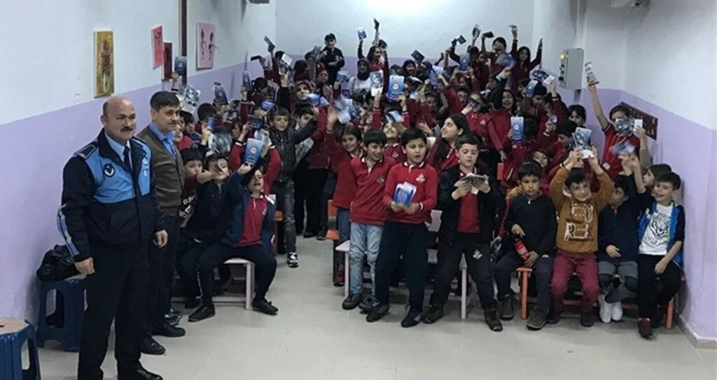 Zabıta öğrencileri bilinçlendiriyor