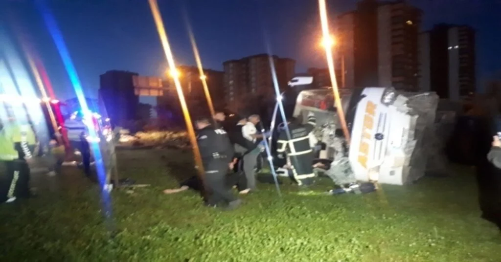 Adana Dr. Ahmet Sadık Bulvarında Yolcu Otobüsü Devrildi Çok Sayıda Yaralı Var, Bölgeye Sağlık Ekipleri Sev Edildi.