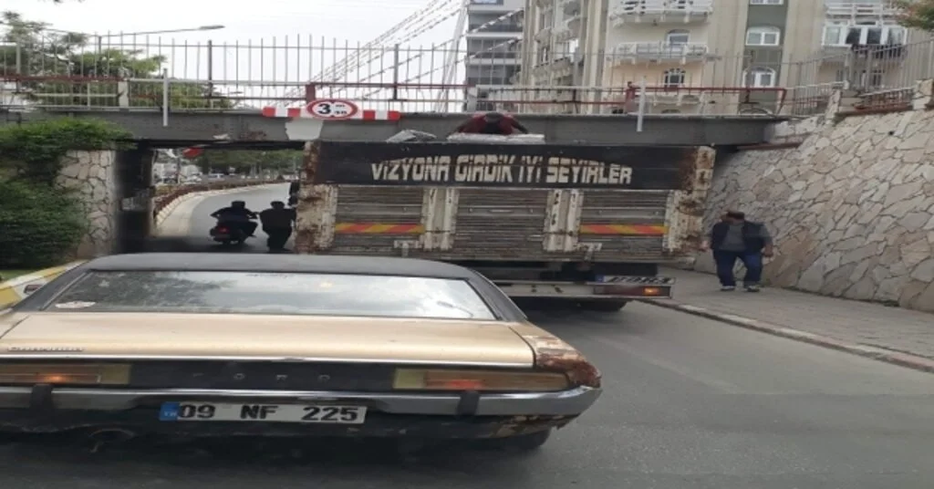 Alt Geçide Sıkışan Kamyon Uzun Uğraşlar Sonucu Kurtarıldı