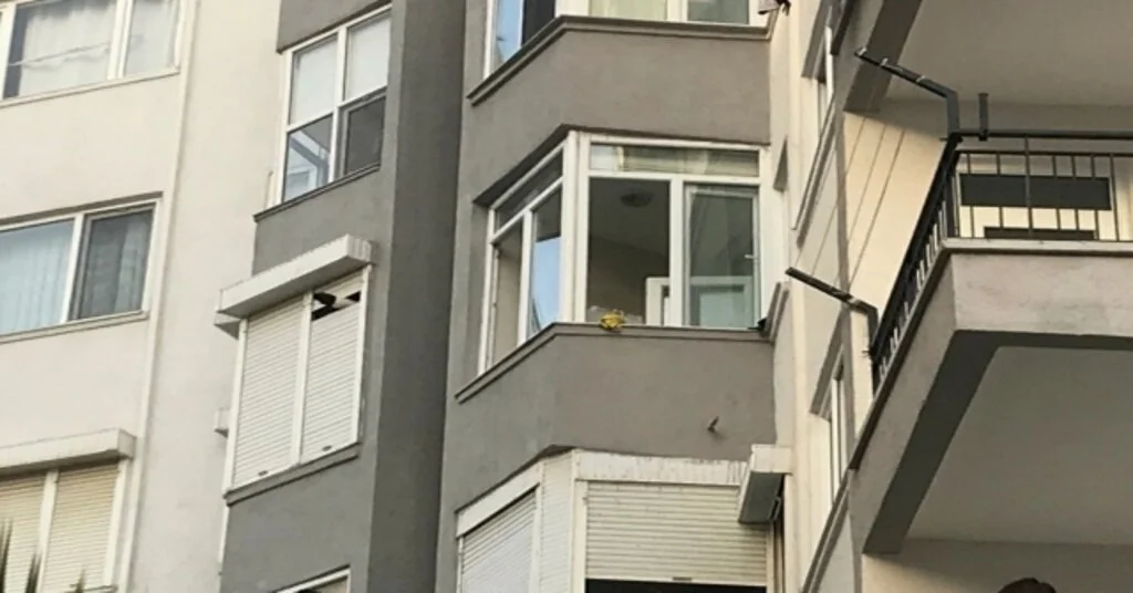 Antalyada Cam Silerken 4. Kattan Düşen Kadın Öldü