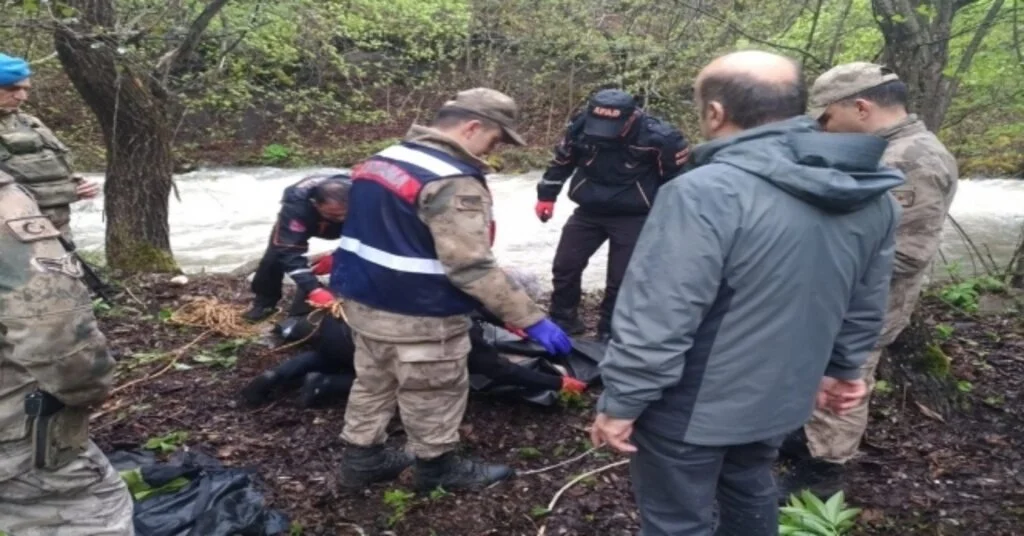 Artvinde 2 Gündür Kayıp Olarak Aranan Yaşlı Adamın Cesedi Derede Bulundu