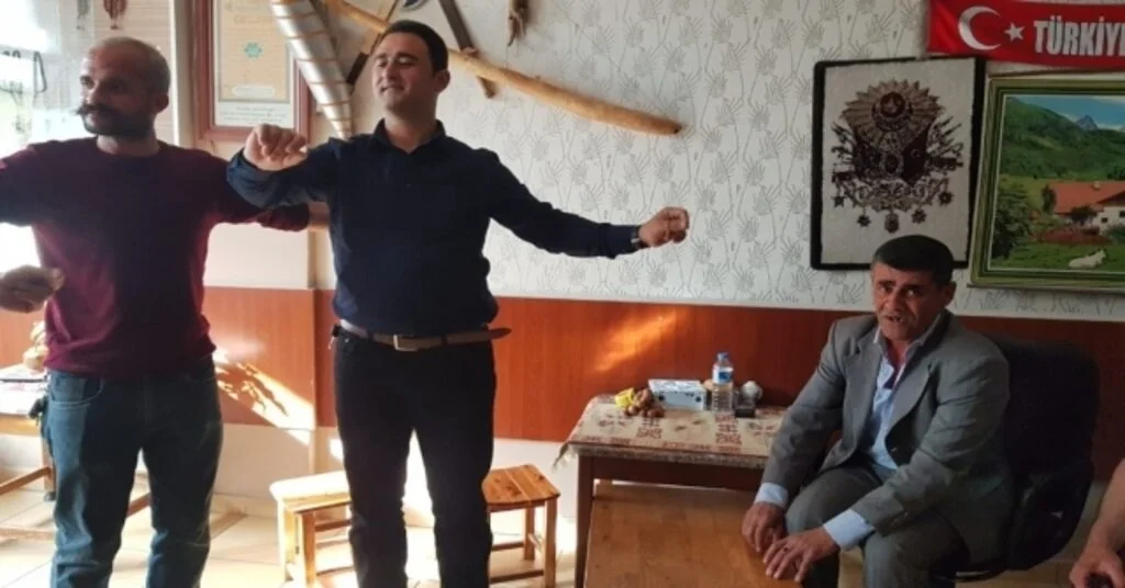 Ayaklı Orkestra Şükrü Ağzıyla Hem Çalıyor Hem Söylüyor