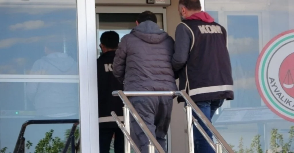 Ayvalıkta 3 Göçmen Kaçakçısı Tutuklandı