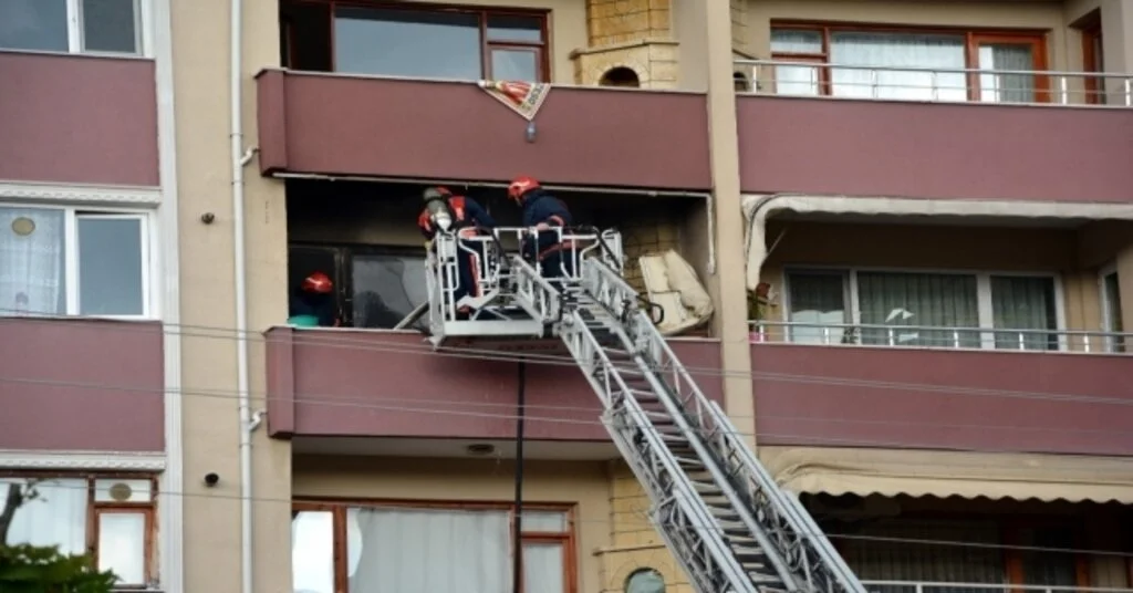 Balkonda Tutuşan Çekyat Paniğe Neden Oldu