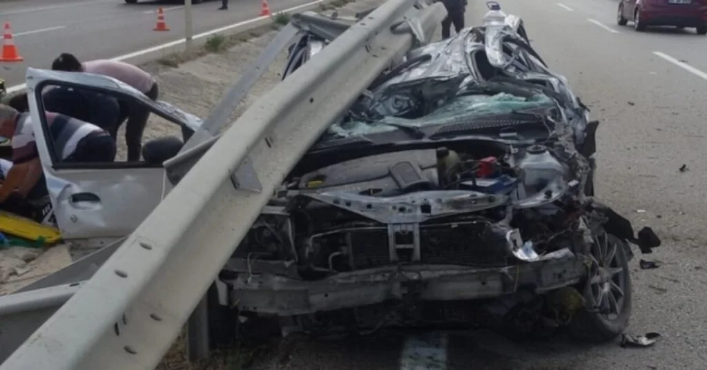 Bariyere Altına Giren Otomobilin Hurdaya Döndü: 5 Yaralı