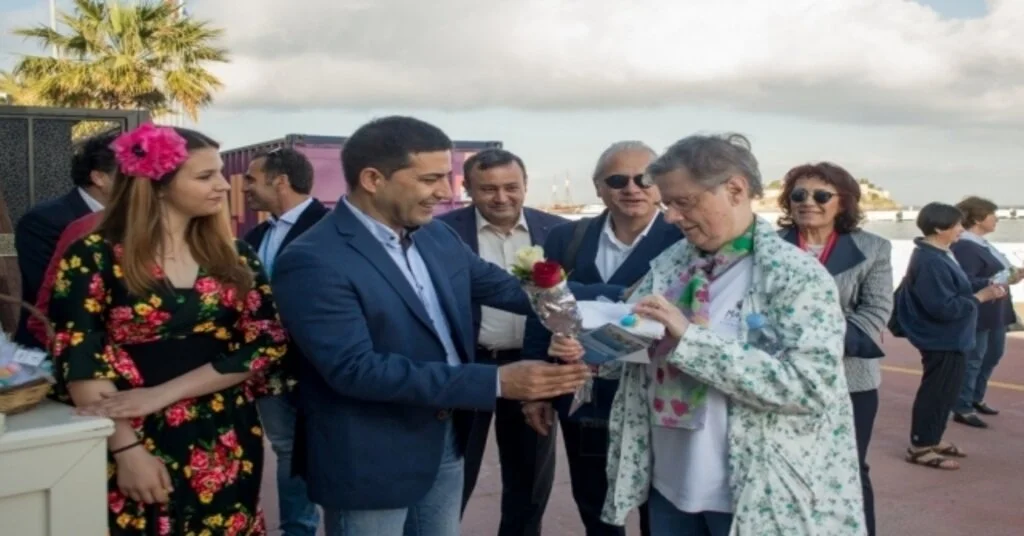 Başkan Günel, İlk Seferini Yapan Gemiden İnen Turistleri Çiçeklerle Karşıladı