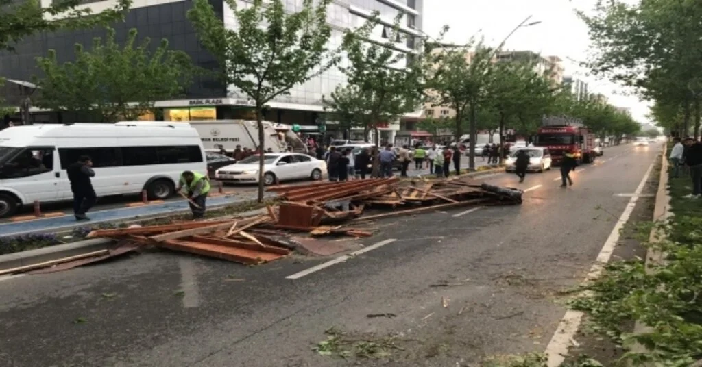 Batmanda Kuvvetli Fırtına Çatıları Uçurdu