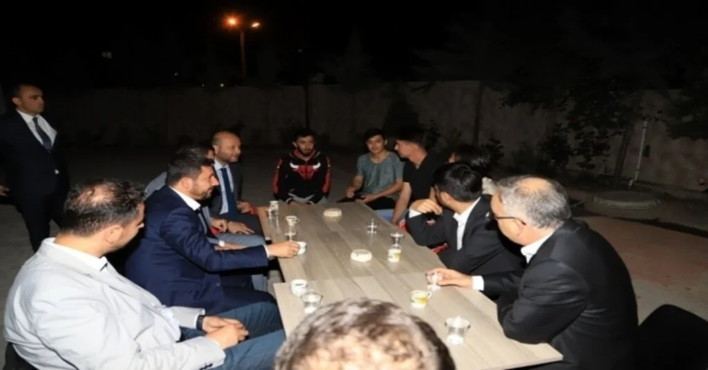 Belediye Başkanı Arı, Öğrencilerin Kahve Davetini Geri Çevirmedi