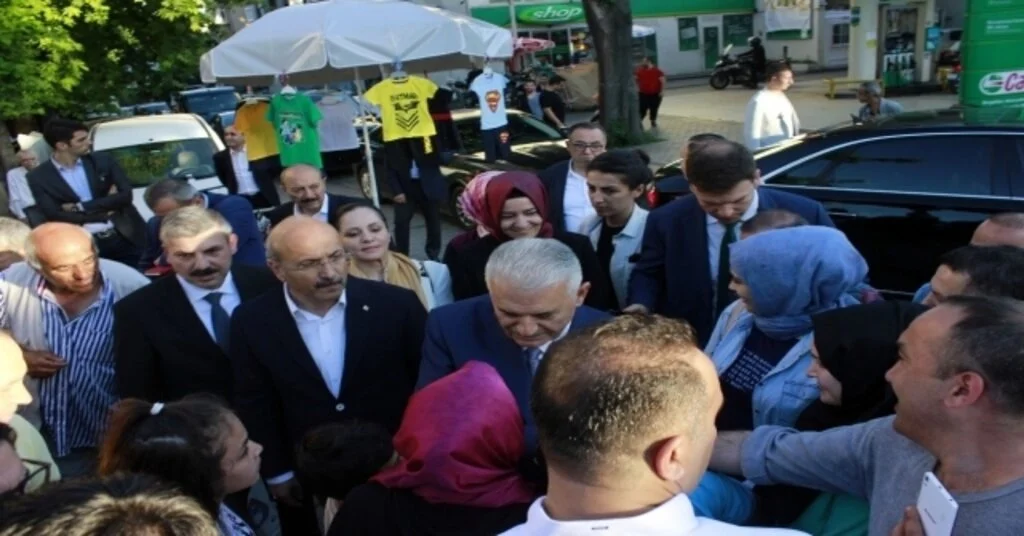 Binali Yıldırım, Fatihte Çarşamba Pazarını Gezdi