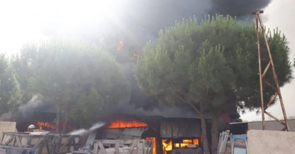 Bodrumdaki İş Yeri Yangınında Alevler Metrelerce Yükseldi