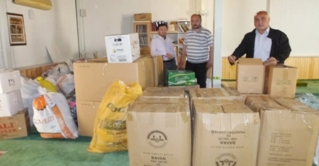 Burhaniyede Göçmenler İçin Kamyon Dolusu Giysi Toplandı