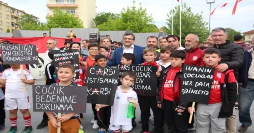 Çanda Çocuk İstismarına Karşı Yürüyüş