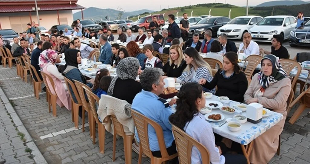 Cezaevi personeli iftarda buluştu