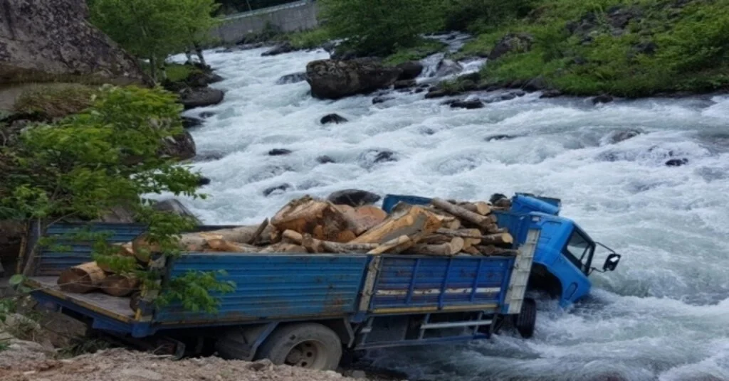 Dereye Uçan Kamyondan Kendi İmkanlarıyla Kurtuldu