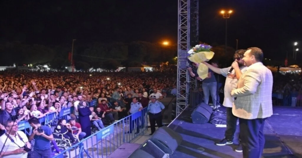 Dj Turkuaz Ve Eypio Konseri Akhisarlı Gençleri Mest Etti