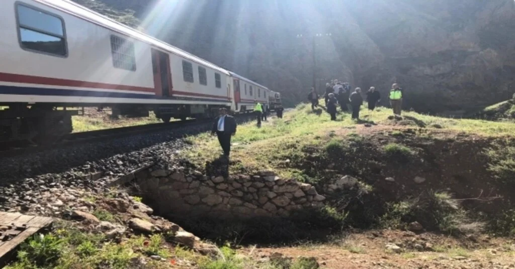 Doğu Ekspresinin Altında Kalan Şahıs Hayatını Kaybetti