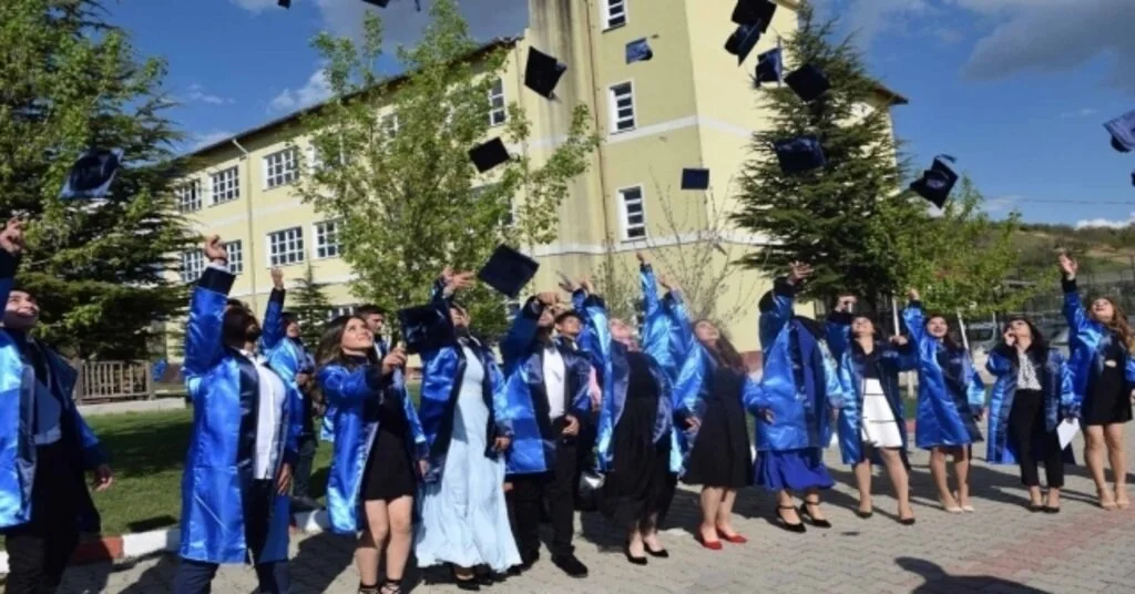 Dpü Pazarlar Meslek Yüksekokulunda Mezuniyet Coşkusu