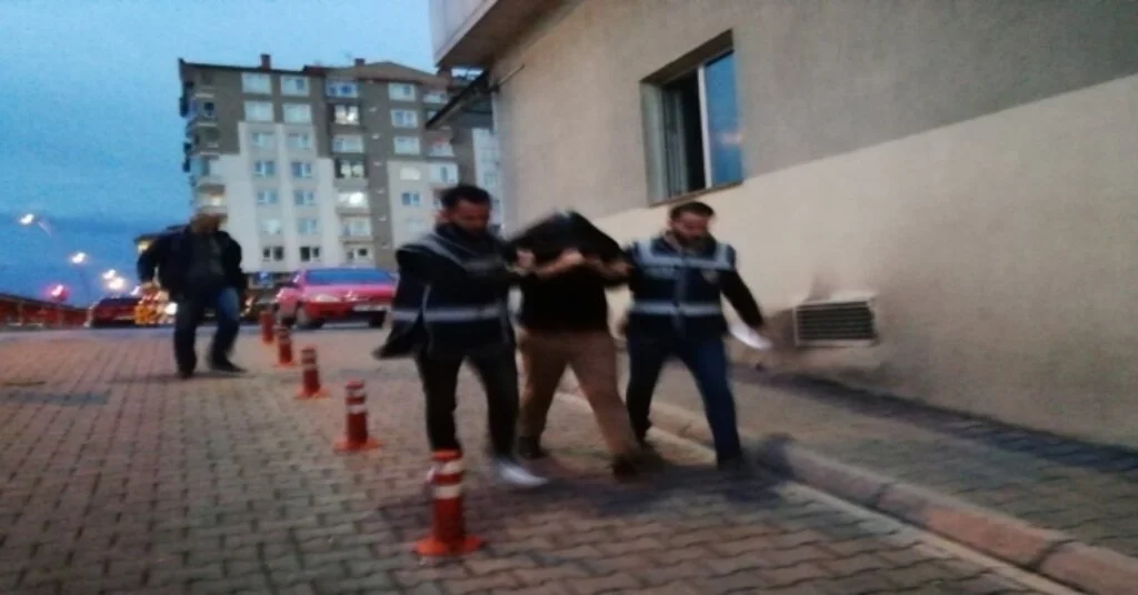 Dur İhtarına Uymayan Ve Polis Aracını Sıkıştıran Şahıs Yakalandı