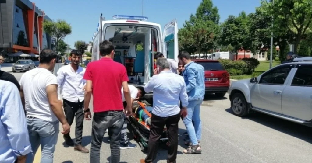 Düzcede Lüks Otomobile Çarpan Motorun Sürücüsü Hastanelik Oldu