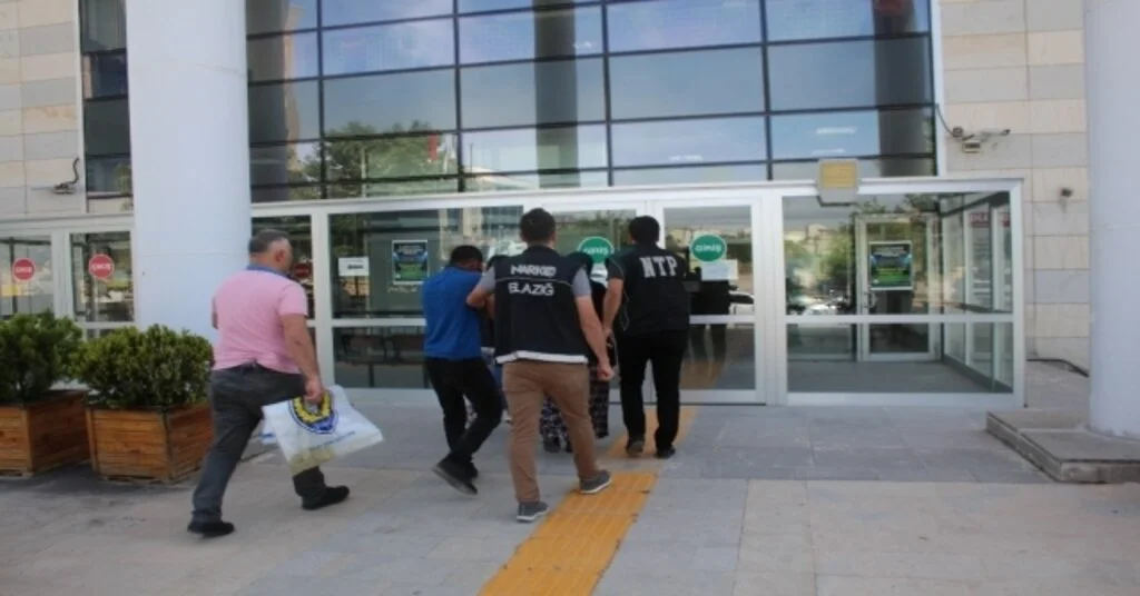 Elazığda Toz Esrarla Yakalanan 1 Şüpheli Tutuklandı